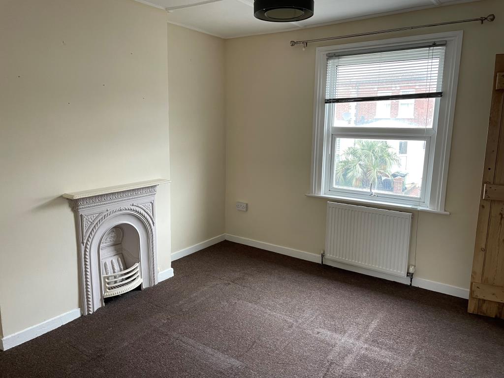 Lot: 21 - COTTAGE FOR INVESTMENT OR OCCUPATION - Front main bedroom with fireplace